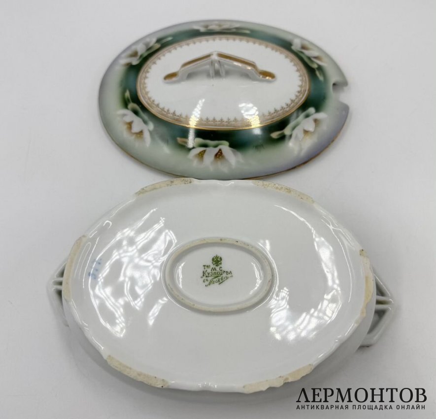 Соусник с крышкой Кувшинка. Россия, М. Кузнецов, 1900-е гг. Фарфор, роспись.