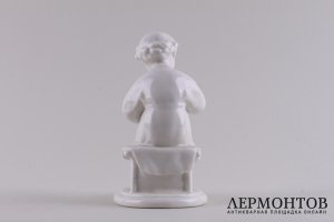 Статуэтка Юный Ленин. СССР, Ленинградский фарфоровый завод, 1950-е гг. Фарфор