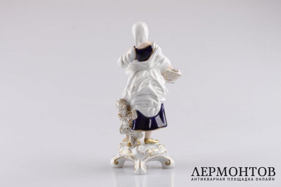 Статуэтка. Сборщица винограда. Фарфор, роспись. Royal Dux Bohemia, XX век.