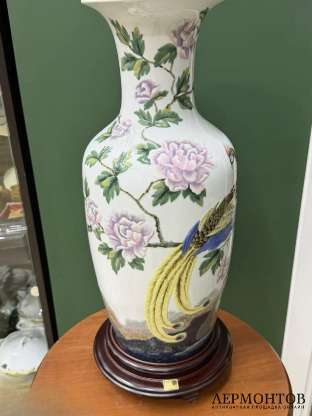 Ваза «Фазан на цветущем пионе». Фарфор, дерево, Lladro, скульптор Julio Ruiz, Испания