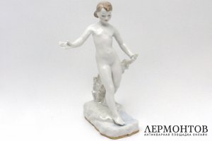 Статуэтка Девочка, входящая в воду. Фарфор, роспись. СССР, Дулево, 1960 г. Гатилова.