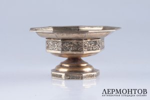 Солонка с орнаментом в виде роз. Россия, 1838 г., мастер СТ. Серебро 84, золочение.