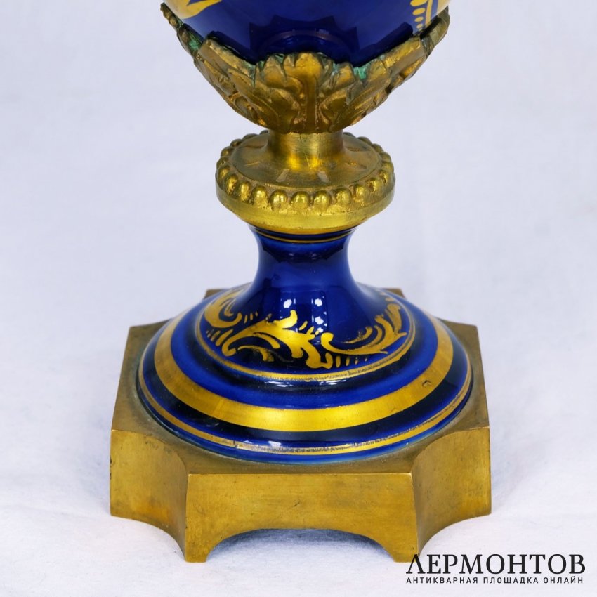 Ваза-кубок (2 шт.). Фарфор, бронза, кобальт,Франция, конец XVIIIв.