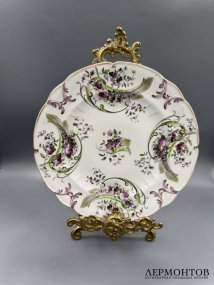 Тарелка с цветочным орнаментом. Фарфор, роспись, завод А. Попова, Россия, 1850–1860-е годы
