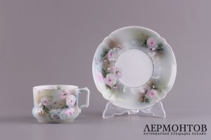 Чайная пара с изображением цветка внутри. Россия, завод Гарднера. XIX в.