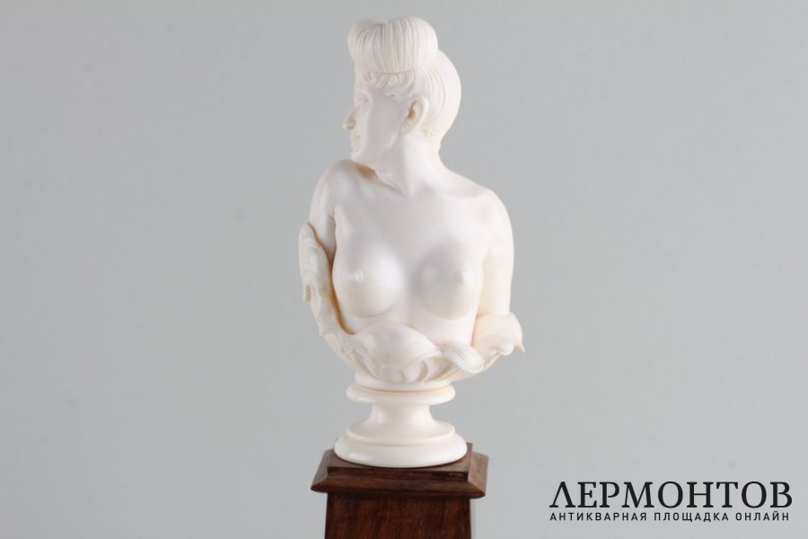 Бюст обнаженной девушки, ар-деко. Кость, дерево. Европа, 1930-е гг.