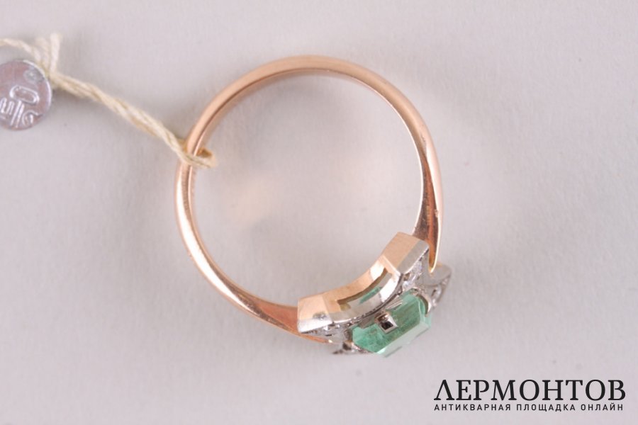 Кольцо. Изумруд 1,32 ct, бриллианты 0,24 ct 1-1. Золото 583 пробы. СССР, 1975