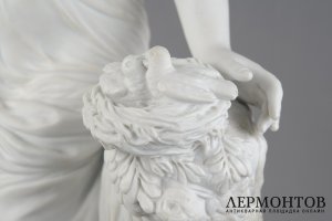 Скульптура Девушка с птичьим гнездом. Россия, ИФЗ, автор Август Шпис, кон. 19 в. 