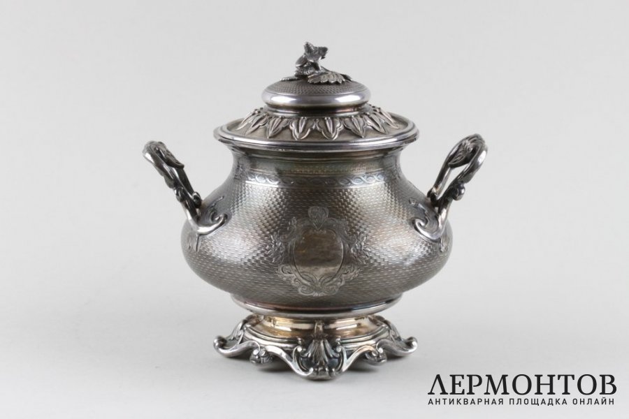 Сахарница в стиле ампир. Серебро 950, гильоше, патина. Франция, XIX век.