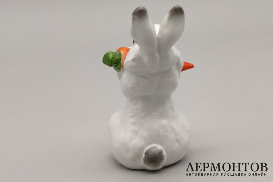 Статуэтка Заяц с морковкой. Авт. модели Чарушин Е. Фарфор, роспись. СССР, ЛФЗ, 1950е