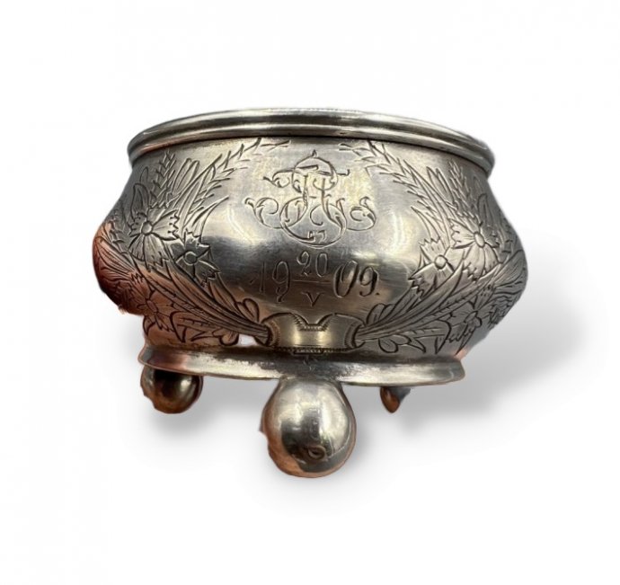 Солонка на ножках-шариках. Серебро 84 пробы, Россия, 1887 год