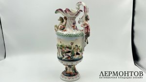 Декоративный кувшин со скульптурным декором. Италия, Каподимонте, 1970-1980-е гг.