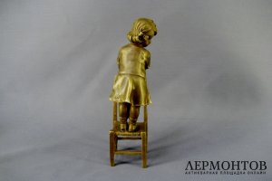 Девочка на стуле. Nick. Бронза. Франция, Париж, середина ХХ века. 21,0 см.