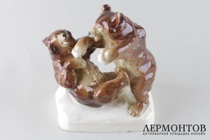 Статуэтка Медведи. Чехословакия, мануфактура Royal Dux, 1920-е гг. Фарфор.