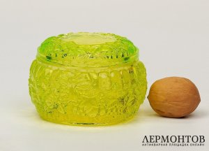 Шкатулка «Фрукты». Урановое стекло, Чехия