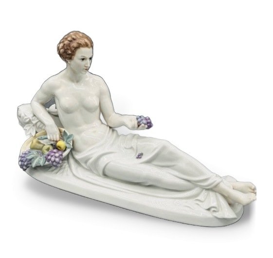 Скульптура «Обнажённая девушка с корзиной фруктов». Фарфор, роспись, Rosenthal, скульптор Hugo Meisel, Германия, 1930–1940 годы