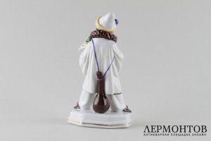 Статуэтка Маленький Пьеро. Фарфор.  Фабрика Hertwig, Германия, нач. 20 в.