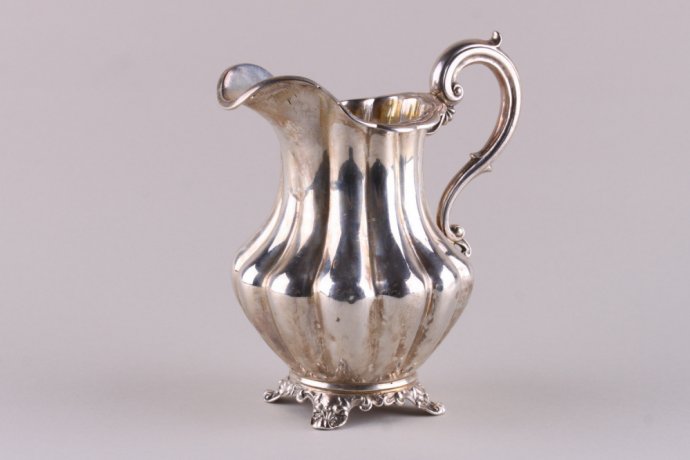 Молочник в классическом стиле. Серебро 925 пробы. Англия, 1846 год.