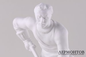 Статуэтка Хоккеист. Чехия, мануфактура Royal Dux, 2000-е гг. 