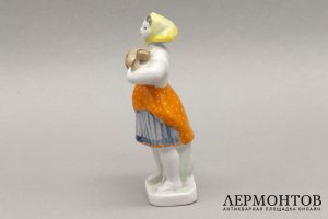 Статуэтка Сенокос. Скульптор Чечулина Г.Д. Фарфор, роспись. СССР, Дулево, 1976