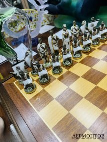 Шахматы «Богатыри и крестоносцы». Фарфор, дерево, Кисловодский фарфоровый завод