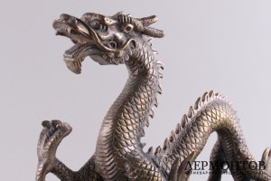 Скульптура Дракон. Китай, 2 половина 20 в. Бронза, литье. Камень, полировка.