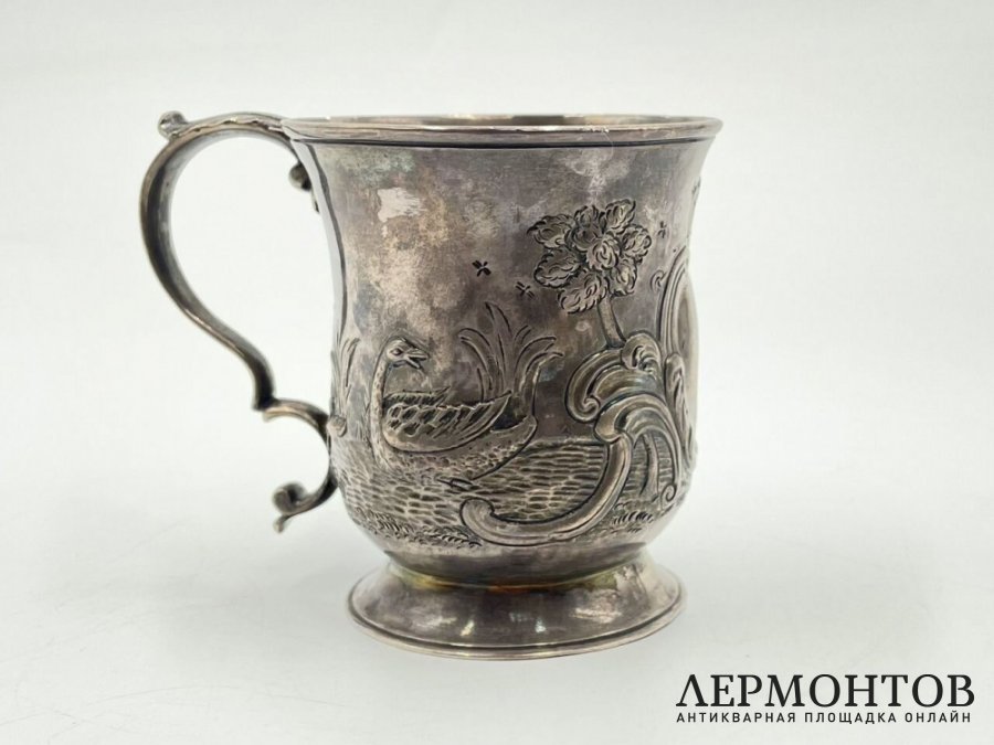 Кружка с растительным орнаментом. Англия, Лондон, 1765 год. Серебро, выколотка.