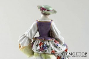 Статуэтка Девушка с курочкой и корзиной.  Германия, Meissen, 1934-1945 гг. Фарфор.