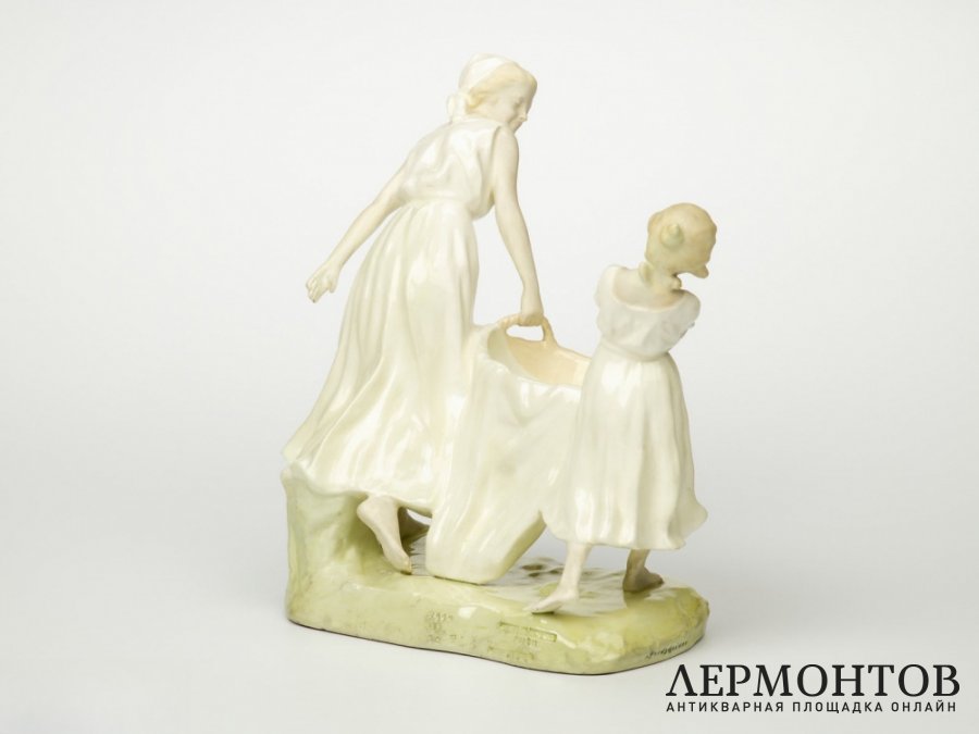 Статуэтка-ваза «Юная помощница мамы». Goldscheider, Австрия, 1905 год