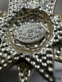 Брошь-звезда с жемчугом и кристаллами. Ювелирный сплав, Chanel, Италия, 2015 год