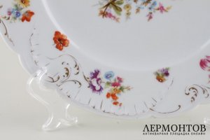 Тарелка с изображением цветов. Фарфор. Товащество Кузнецова, 1889-1917