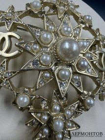 Брошь-звезда с жемчугом и кристаллами. Ювелирный сплав, Chanel, Италия, 2015 год