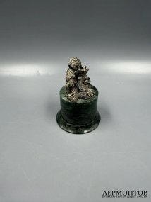 Статуэтка «Обезьяна-писатель». Серебро 925, змеевик, вероятно мастерская Пахомова