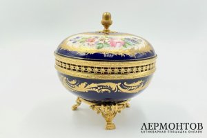 Конфетница в стиле Севр. Франция, кон. 19 - нач. 20 в. Фаянс, роспись, латунь.