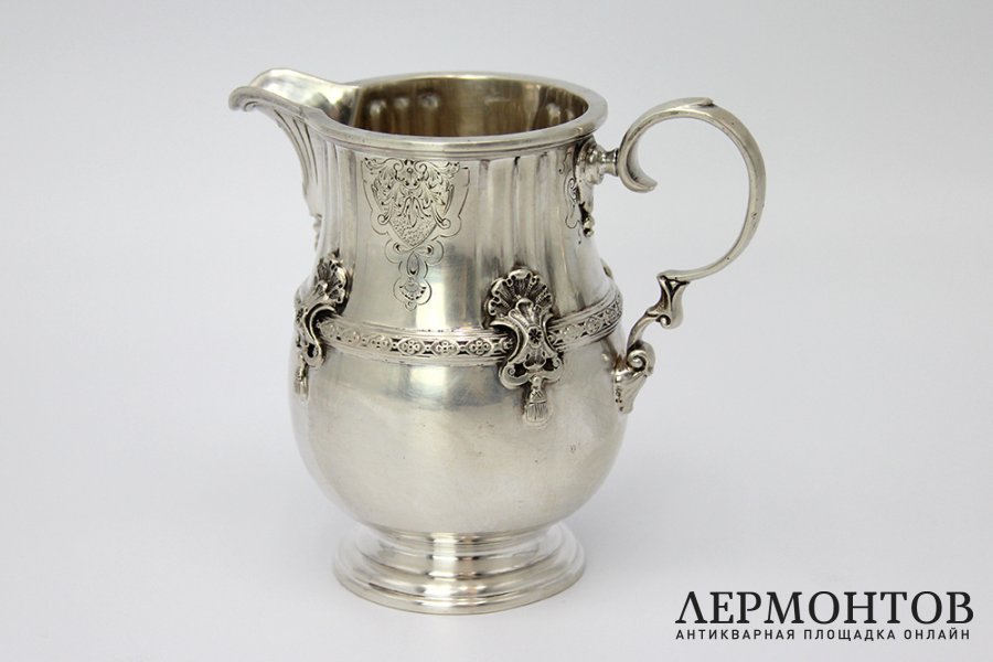 Молочник в стиле историзм. Серебро. Англия, Wilson and Gill, 1928.