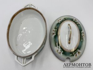 Соусник с крышкой Кувшинка. Россия, М. Кузнецов, 1900-е гг. Фарфор, роспись.