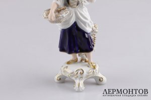 Статуэтка. Сборщица винограда. Фарфор, роспись. Royal Dux Bohemia, XX век.