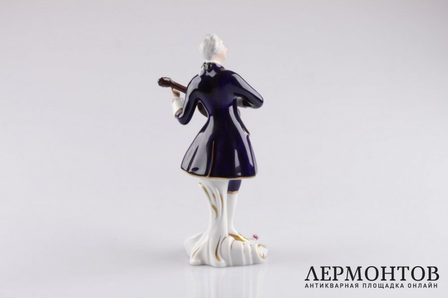 Статуэтка. Юноша с гитарой. Фарфор, роспись. Royal Dux Bohemia, XX век.