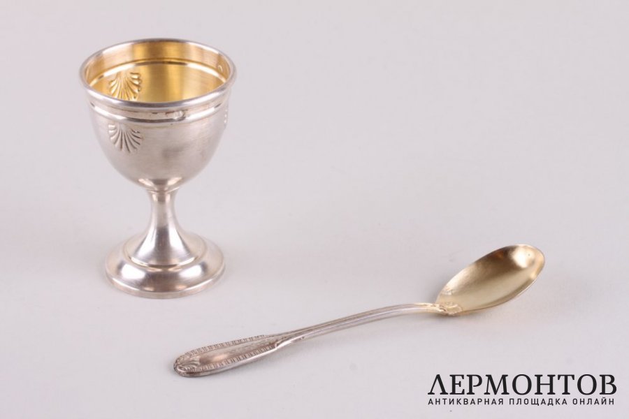Пашотница с ложкой в коробке. Серебро 950 пробы, золочение. Франция, нач. XX в.