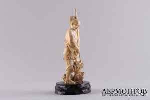 Окимоно Охотник и кошки. Кость. Япония, XIX век.