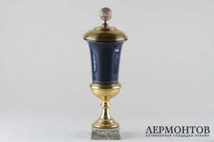 Кубок с изображением Спасской башни Кремля. СССР, 1960-е гг. Сталь, латунь, эмаль.