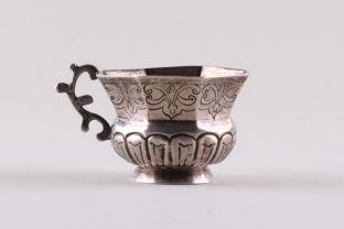 Чарка с ручкой. Серебро, литье, чеканка. Россия, Москва, XVIII век.