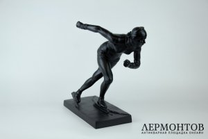 Скульптура Конькобежка Лидия Скобликова. Россия, завод Касли, 1960 г.