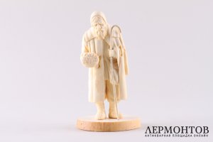 Старик-нищий. Кость, резьба. Российская империя, Тобольск, конец XIX - начало XX века