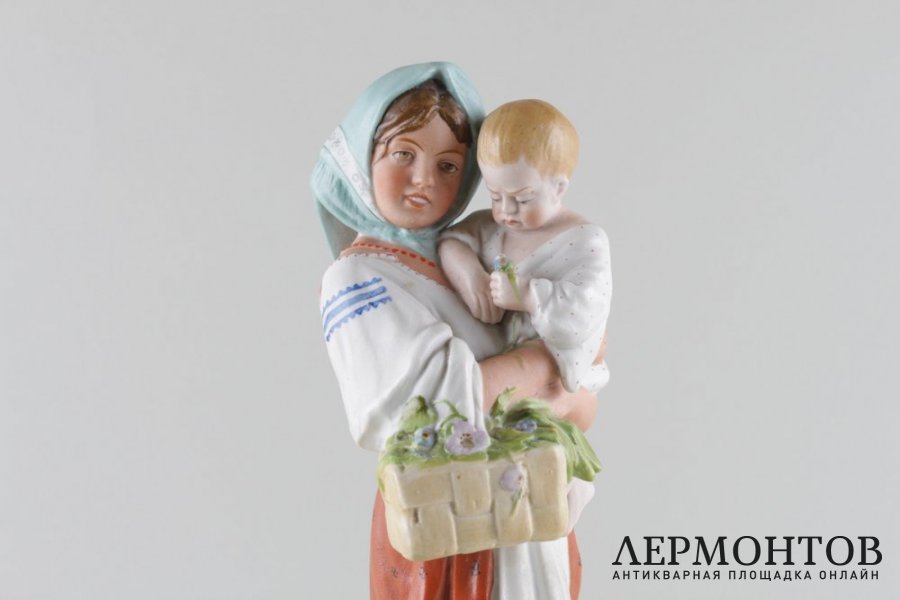 Статуэтка Девочка с ребенком. Россия, Дмитровский фарфоровый завод, 1926-1930 гг. 