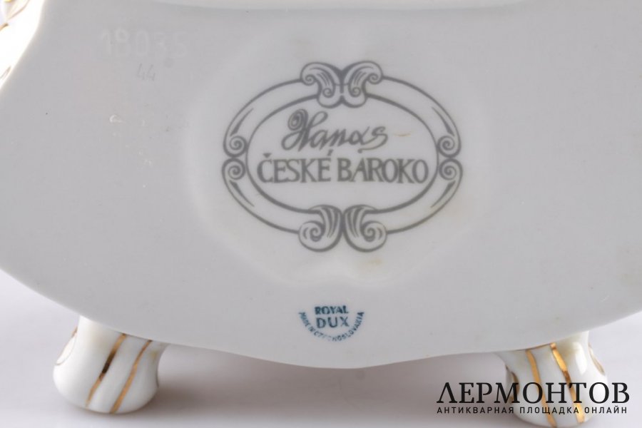 Часы настольные белые. Фарфор, роспись. Royal Dux, XX век.