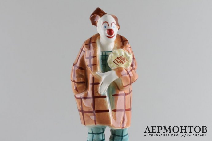 Статуэтка Клоун с букетом. Ditmar  Urbach, Чехословакия. Фарфор, 1918-1938 гг