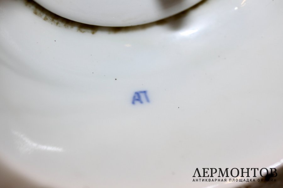 Ваза фарфоровая, амфорная с изображением цветов. Завод Попова. 