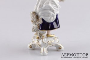Статуэтка. Сборщица винограда. Фарфор, роспись. Royal Dux Bohemia, XX век.
