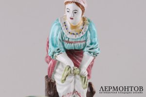Статуэтка Прачка. Фаянс, роспись. Россия, Конаково, вторая треть 20 в. 